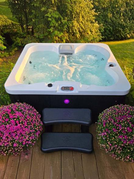 Manitoba 14-Jet 4-Person Hot Tub 3